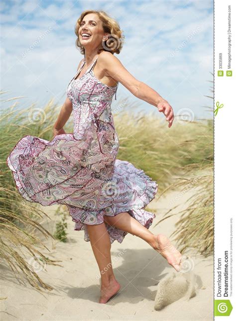 Όμορφη μέση ηλικίας γυναίκα που χορεύει υπαίθρια Στοκ Εικόνα εικόνα από Lifestyle Bazaars