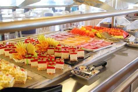 Foods You Should Avoid On A Cruise — And What To Eat Instead