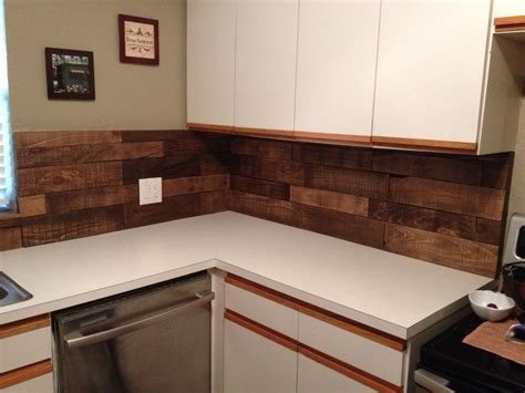 Guía real para la mujer actual. DIY Kitchen backsplash using pallet wood, Minwax special ...