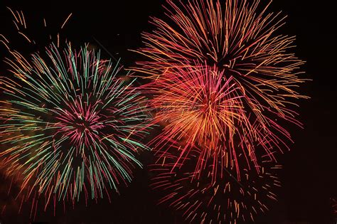 There's nothing quite like the sight of exploding fireworks over the brink of niagara falls to make your trip a memorable one. 烟花烟火高清图片下载-正版图片501332831-摄图网