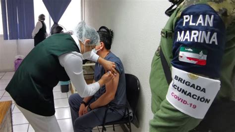 Regístrate y vacúnate si eres adulto mayor. México inicia vacunación contra COVID-19 de personal de salud