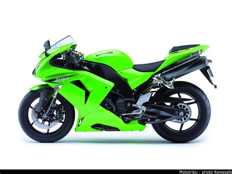 Kawasaki ninja zx 10r is powered by 998 cc engine.this ninja zx 10r engine generates a power of 203 ps @ 13200 rpm and a torque of 114.9 nm @ 11400 rpm. Mototribu : Kawasaki ZX-10R 2007