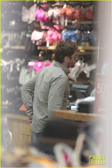 gerard butler scopes out surf gear after kissing session with mystery girl photo 3169573