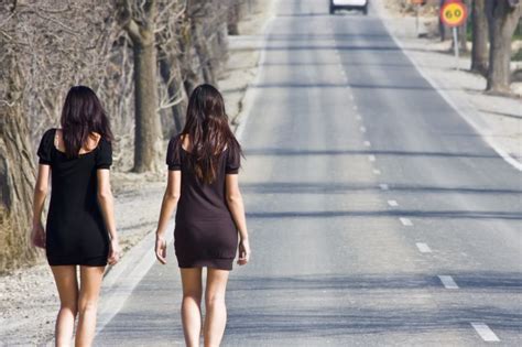 Two czech teen girls interviewed. Una banda rumana obliga a cuatro niñas españolas a ...