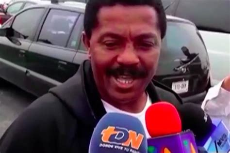 Sin embargo, el 30 de mayo de 2010 no fue incluido en la lista definitiva de veintitrés futbolistas que disputarían el campeonato con méxico, lo que causó malestar en su entorno.31​ su padre y representante, zizinho, declaró que desde aquel momento su hijo solo contemplaría jugar con la selección de españa o brasil.32​ sin embargo, sus tres partidos jugados con la selección mexica. Padre de Giovani y Jonathan dos Santos donó para ...