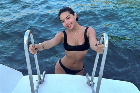 Ángela Aguilar derrite Instagram con bikini en el mar