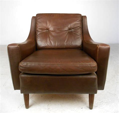 All products from mid century modern club chair category are shipped worldwide with no additional fees. Mid-Century Modern Tufted Brown Leather Club Chair at 1stdibs