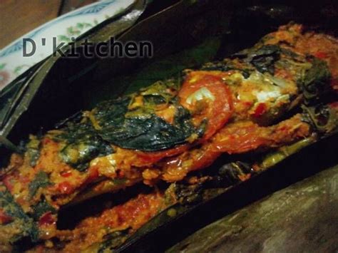 Daun yang digunakan biasanya adalah daun pisang, tetapi di beberapa tempat daun lain juga digunakan, misalnya daun jambu (sizygium) atau karet para (hevea brasiliensis). Resep Pepes Ikan Pindang Besek oleh Dinda Rizky Tan ...
