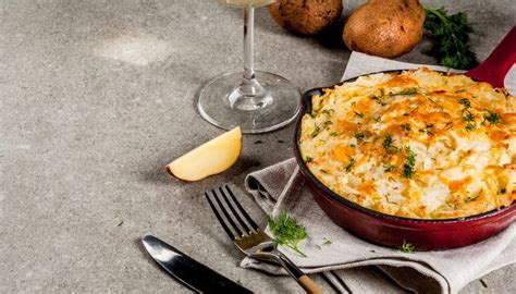 Innanzitutto lavate bene le patate sotto l'acqua corrente e lessatele senza sbucciarle fino a quando non risulteranno belle morbide. Ricetta Torta salata con patate - Le Ricette di Buonissimo