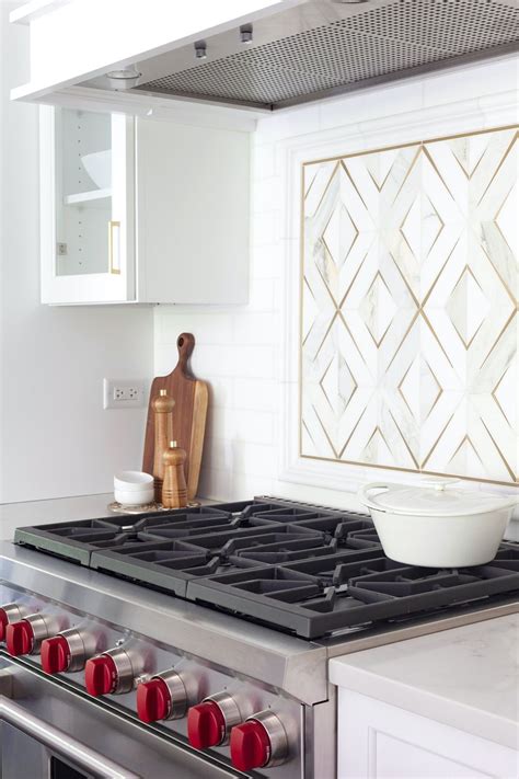 Add A Sparkle To Your Kitchen With These 15 White And Gold Backsplash Ideas