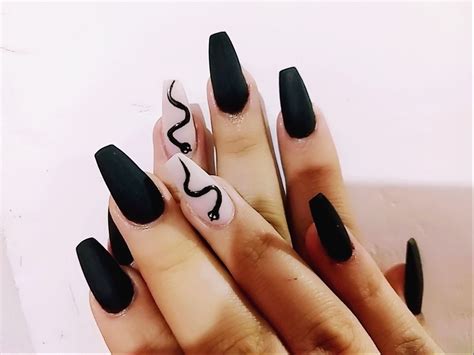 Uñas Negras Con Diseño De Serpiente🐍🖤 By Andrea Landa🌺 Rock Nails