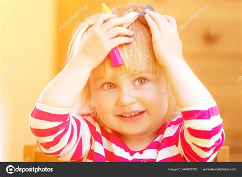 Niña Jugando Con Plastilina Fotografía De Stock © Gekaskr 446663728