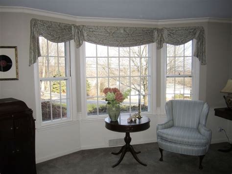 Unique Bow Windows Curtains In 2020 Dining Room Windows Valance