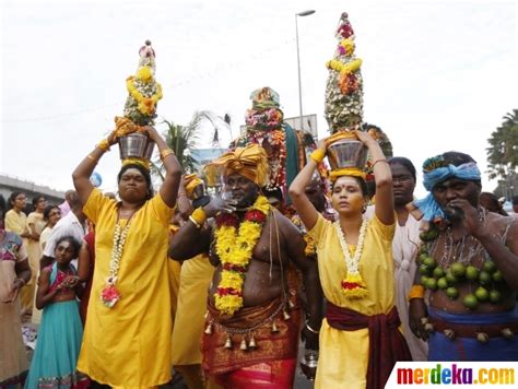 Hinduisme di malaysia biasanya dianuti oleh kaum india yang merangkumi hampir 6.37% penduduk malaysia. Foto : Ekstremnya Perayaan Thaipusam di Kuil Gua Batu ...