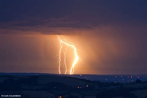 Une pluie torrentielle sous orage, aussi appelée lame d'eau, est un événement météorologique violent qui se produit lorsqu'un orage contenant une masse importante d'eau la déverse en très peu de temps sur une région limitée. Orages du 3 Août 2015 - Aveyron - Chasseurs d'Orages