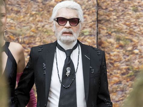 Le couturier karl lagerfeld est mort, sa vie en images. Fashion Week : Karl Lagerfeld présente son défilé Chanel ...