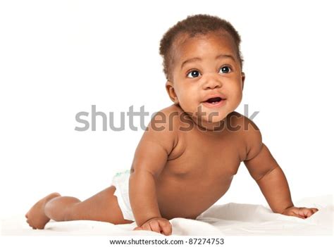 Niño Afroamericano De 3 Meses Sentado En La Cama