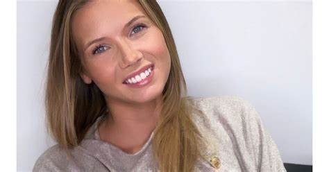 Amandine petit, miss normandie 2020, a été sacrée miss france 2021 samedi 19 décembre (coiffure : Amandine Petit (Miss France 2021) en couple : Iris ...
