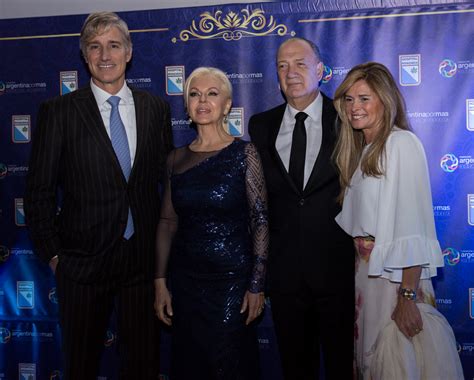 Laura leguizamon ретвитнул(а) grupo pesado. 60 fotos de la gran Gala del Hospital Bernardino Rivadavia ...