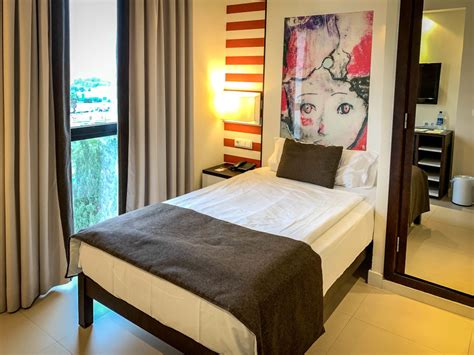 Verwelkomen met een glaasje cava. "Zimmer" allsun Hotel Bahia del Este (Cala Millor ...