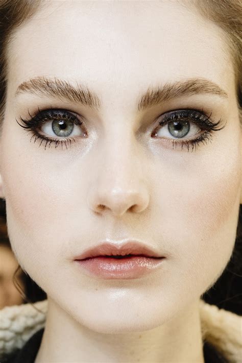 Beauty Experts Shared 5 Tips On How To Grow Out Over Plucked Eyebrows