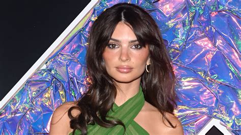 Emily Ratajkowski Affiche Une Nouvelle Fois Sa Poitrine Sur Instagram