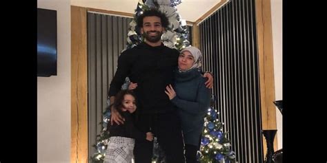 Nova página de fãs do nélson semedo. Mohamed Salah et sa famille posent devant un arbre de Noël ...