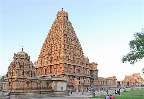 File:Le temple de Brihadishwara (Tanjore, Inde) (14354574611).jpg ...
