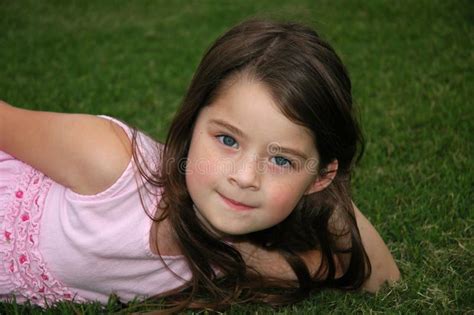 Menina Idosa De Cinco Anos Bonita Foto De Stock Imagem De Encantadora