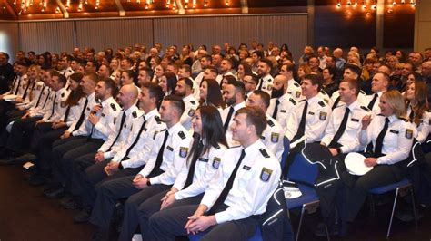 Er wollte sich zunächst durch flucht aus der affäre ziehen. 61 neue Polizisten: Graduierungsfeier in der Stadthalle ...