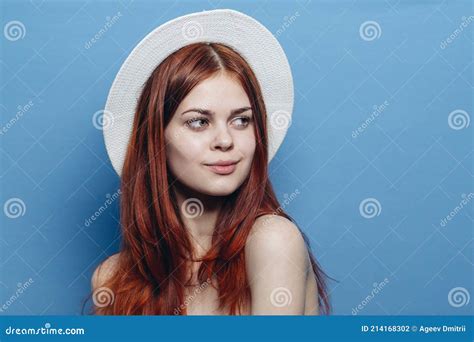 Mulher Ruiva Alegre Em Seus Ombros Nus Glamour Fundo Azul Foto De Stock Imagem De Cabelo