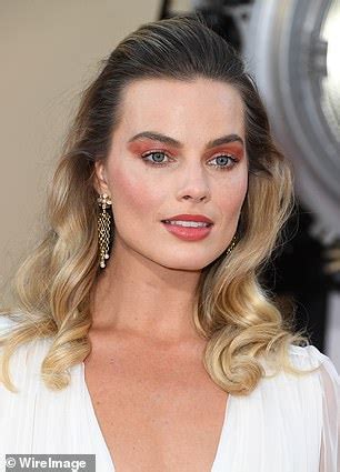 I Don T Have The Heart To Tell Them Margot Robbie Lookalike Samara Weaving Gets Mistaken For