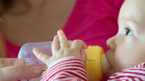 Wann fängt ein baby frühestens an zu krabbeln? Ab wann dürfen Babys Kuhmilch trinken? | Leben