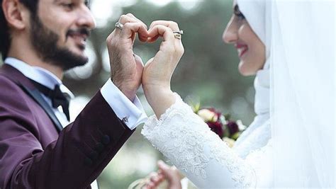 Cincin kawin menjadi suatu simbol cinta , biasanya cincin kawin digunakan cincin kawin menjadi tanda bahwa orang tersebut sudah menikah dan cincin kawin menjadi pengingat ketika kita hendak ingin berpaling. Gak Perlu Pusing, Ini Alternatif Cincin Kawin Untuk ...