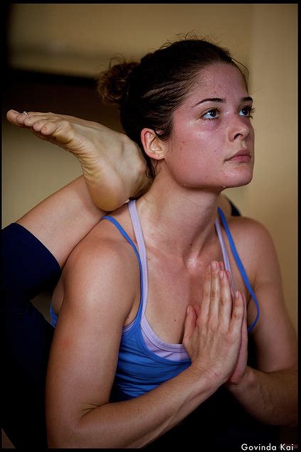 Lucia Linda Dwi Pada Sirsasana Yogini Yoga Poses Sweat It Out