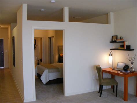 How to soundproof a bedroom wall. Image of how to build temporary walls in an apartment ...