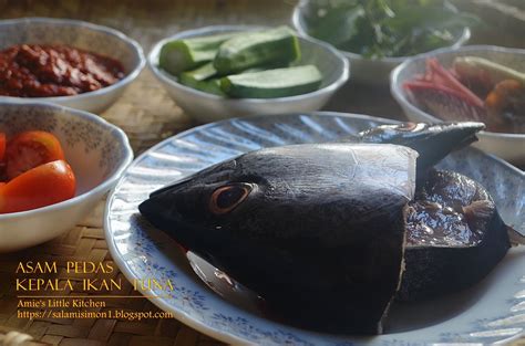 Ikan kakap, potong2•daun kemangi•bawang merah•bawang putih•sereh•tomat hijau•jahe, iris tipis•seledri, iris tipis. Asam Pedas Kepala Ikan Tuna - AMIE'S LITTLE KITCHEN