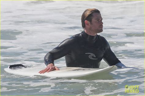Chris Hemsworths Muscles Bulge Out Of His Tight Wetsuit Photo 3068886