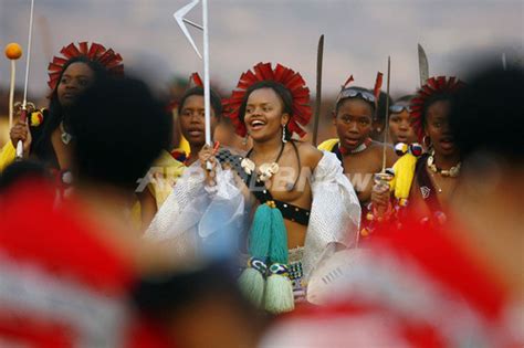 南部アフリカ・スワジランドで、処女7万人が国王に捧げるダンス 写真4枚 ファッション ニュースならmode Press Powered By