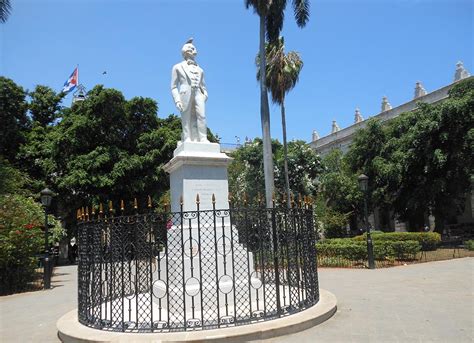 La Plaza De Armas En La Habana Vieja Cuba