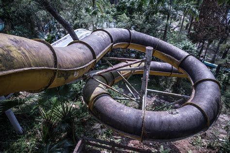 Decaying Slide At An Old Theme Park Thailand 6720x4480 Oc
