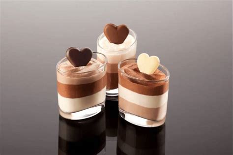 La mousse al cioccolato è un dolce meraviglioso, senza dubbio il mio dolce preferito, sarà che mi riporta indietro nel tempo, mi fa ricordare mia mamma che la faceva con il bimby, una bomba calorica ma, senza dubbio. Mousse, galleria fotografica delle più belle e più buone