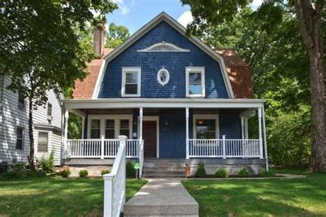 Learn the undertones, best whites and complimentary colours that go with this calming gray paint. STORIED HOMES Exterior Paint: Benjamin Moore: Gentleman's ...