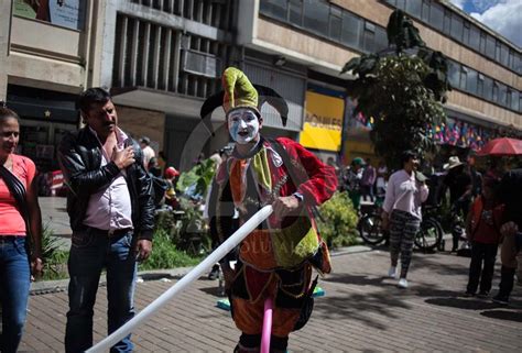 Artistas Callejeros En Bogotá Anadolu Ajansı