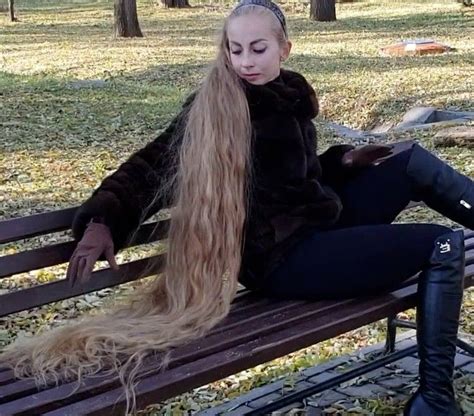 Video Blonde Rapunzel In The Park Realrapunzels In 2020 Long Hair