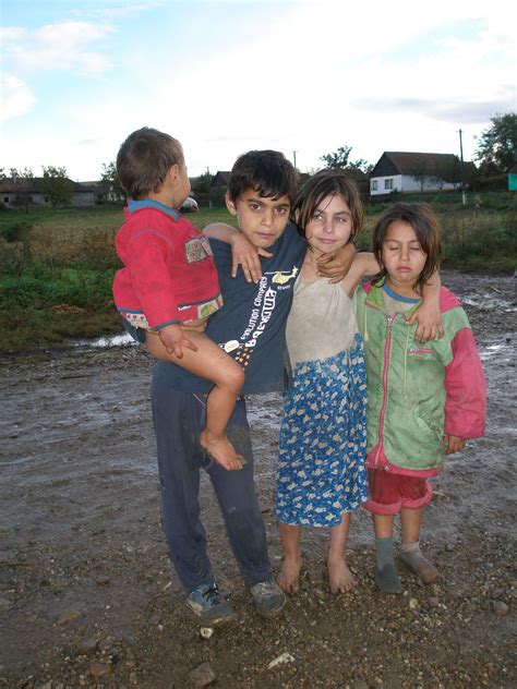 Wie zorgt voor deze Roma kids Roemenië Oost Europa Gitane Roumanie
