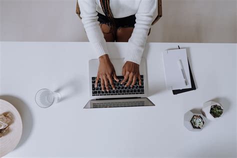 有关3 C用品 Mac Book 一般開銷 不露面 個人電腦 公寓 匿名 在家工作 女人 女孩 女性 室內 寫部落格