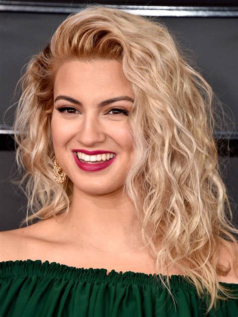 Grammys The Product Behind Tori Kelly S Perfect Grammys Curls