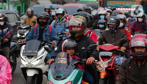 Wajah Lelah Anak Anak Jalani Mudik Lebaran Naik Sepeda Motor Foto