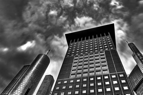 Die bafin weist darüber hinaus ausdrücklich darauf hin, dass sie keine gewähr für den bestand und die qualität bestimmter von den instituten angebotener anlageprodukte oder für die. Frankfurt Bankenviertel Foto & Bild | bearbeitungs ...